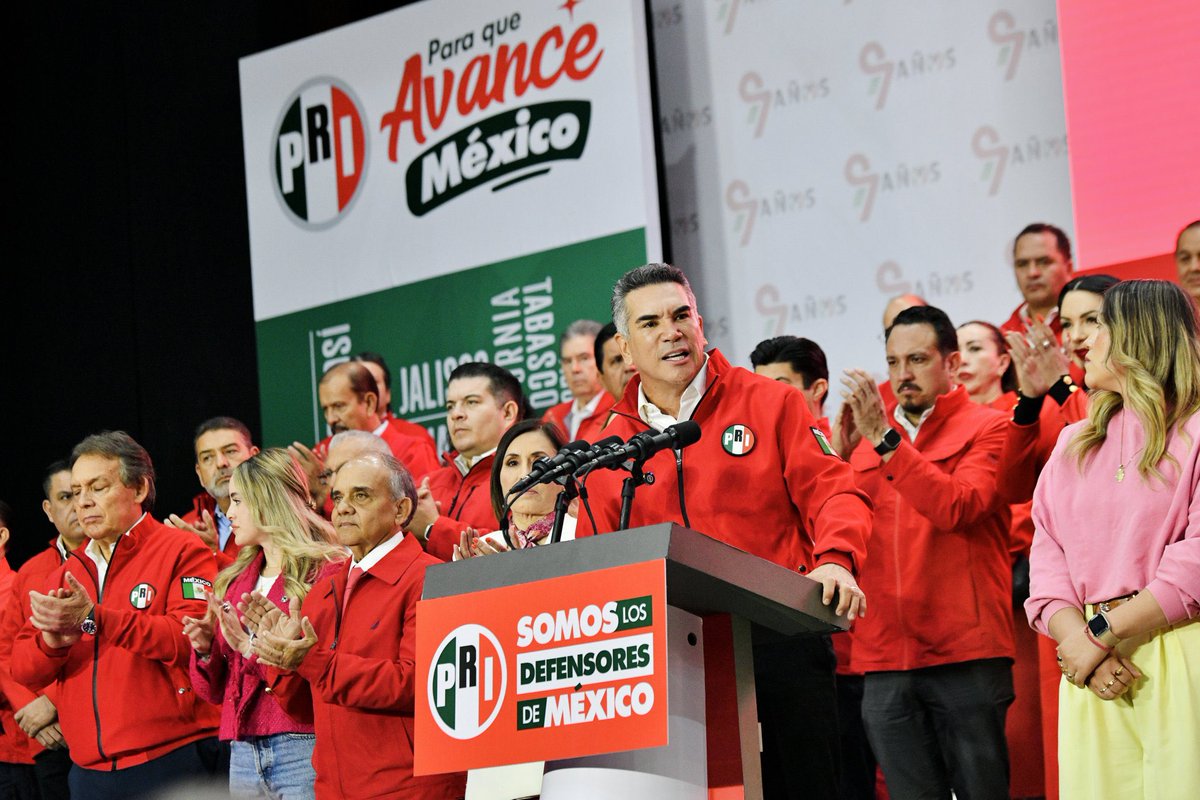 yanez_arturo's tweet photo. En el @PRI_Nacional nuestro presidente @alitomorenoc ha presentado a 50 defensores de #México, hombres y mujeres que están preparados para liderar la defensa de 17 estados desde el #PRI.

Este movimiento es inclusivo y abierto a todos. Queremos atraer a los mejores perfiles comprometidos con el bienestar del país.

Defender a nuestro país significa proteger su libertad y dignidad. ¡Los priistas somos los defensores de este país y estamos listos para la batalla! 💪🇲🇽