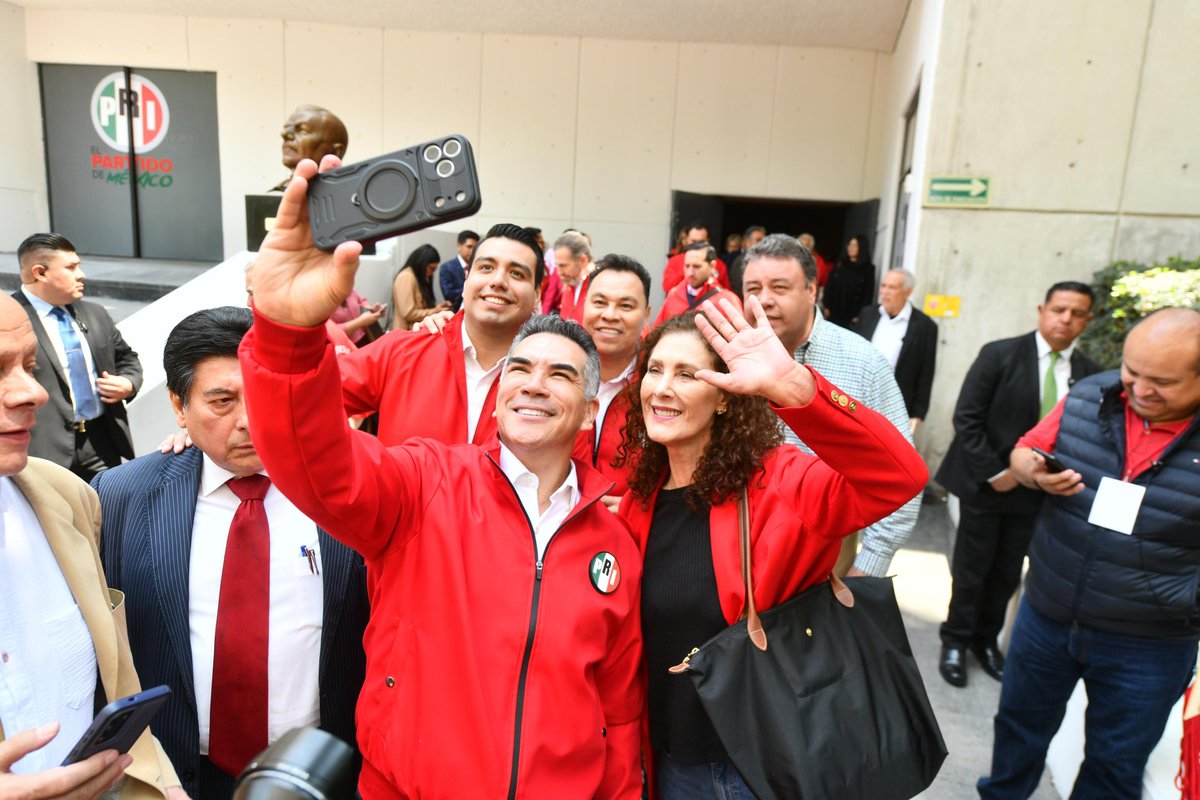 yanez_arturo's tweet photo. En el @PRI_Nacional nuestro presidente @alitomorenoc ha presentado a 50 defensores de #México, hombres y mujeres que están preparados para liderar la defensa de 17 estados desde el #PRI.

Este movimiento es inclusivo y abierto a todos. Queremos atraer a los mejores perfiles comprometidos con el bienestar del país.

Defender a nuestro país significa proteger su libertad y dignidad. ¡Los priistas somos los defensores de este país y estamos listos para la batalla! 💪🇲🇽