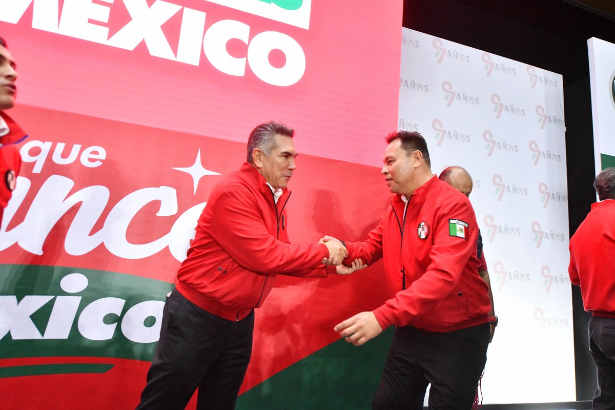 yanez_arturo's tweet photo. En el @PRI_Nacional nuestro presidente @alitomorenoc ha presentado a 50 defensores de #México, hombres y mujeres que están preparados para liderar la defensa de 17 estados desde el #PRI.

Este movimiento es inclusivo y abierto a todos. Queremos atraer a los mejores perfiles comprometidos con el bienestar del país.

Defender a nuestro país significa proteger su libertad y dignidad. ¡Los priistas somos los defensores de este país y estamos listos para la batalla! 💪🇲🇽