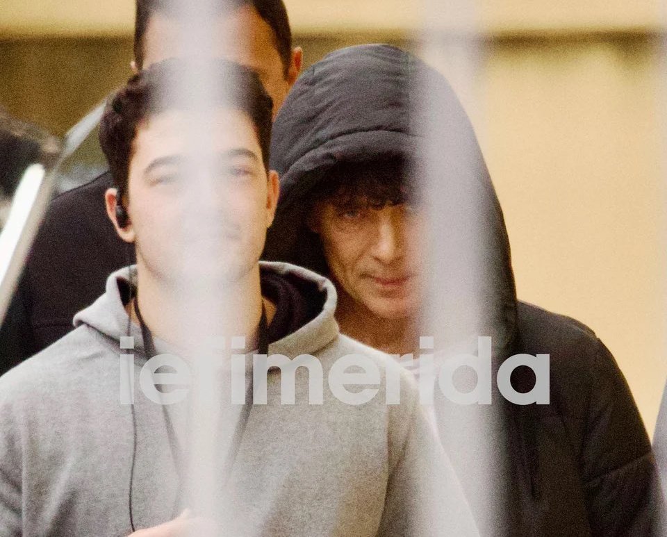 First look at Cillian Murphy in the upcoming Damien Chazelle film, also starring Daniel Craig and Michelle Williams.
The film has been described by the Greek press as follows:
In the film, Daniel Craig’s character tries to bring an unruly prisoner to his senses within a harsh