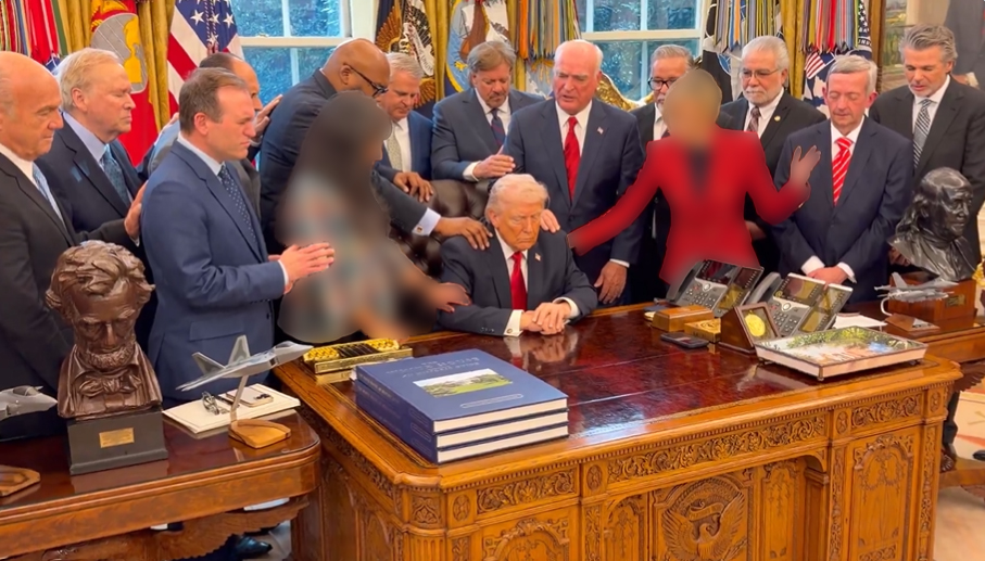 ويل للعرب من شر قد اقترب

نحن لسنا أمام حرب عالمية ثالثة كما يتحدث الجميع؛ وإنما نحن أمام نهاية حضارة.

أمريكا والكيان يجران العالم لهذا جرا.

لن ينزل المسيح إلا لو اشتعل العالم كله ومضت أيام الضيق الـ 1260 في سفر الرؤيا؛ هكذا يؤمن قادة هذه المعركة.

نحن أمام يمين مسيحي مهووس