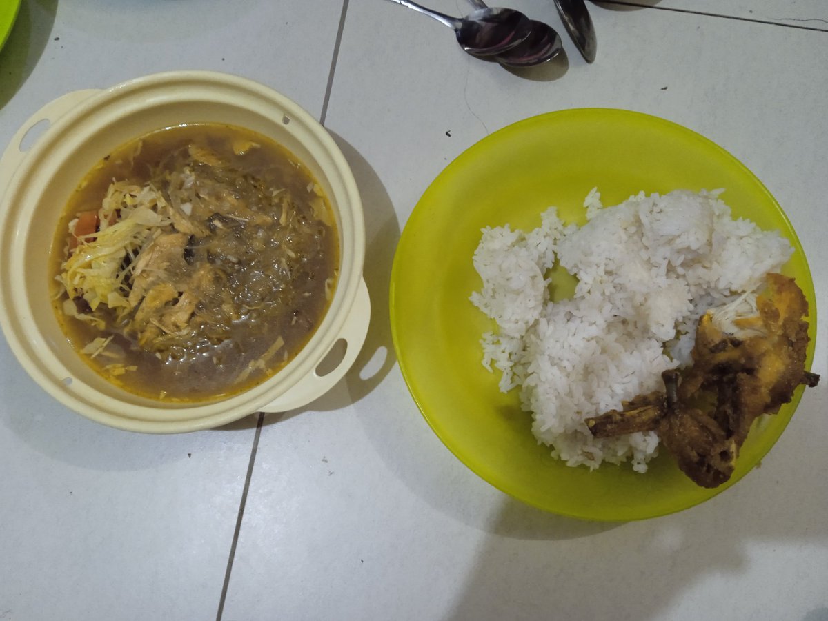 Rafliii_24's tweet image. #AjaKinSahur @Ekin_JKT48
#Chiahur  @Nachia_JKT48 
soto ayam dan ayam gowrenk