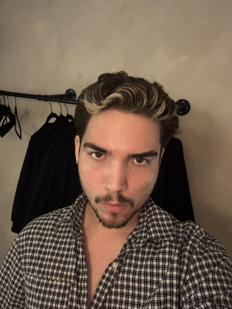 anthxnyxo's tweet photo. work selfies + in desperate need of a haircut https://t.co/qZJ5aeoH6W