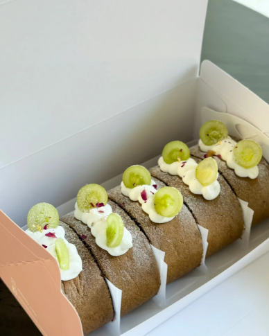 v_gapcy6's tweet photo. Soft and chewy matcha rolls 🍰, paired with fresh fruit and cream, are refreshing and not too sweet! Sweet but not cloying, every bite is pure bliss~ ✨ #dessertlovers #matchafans #healingafternoontea https://t.co/sW69Tt2ysv