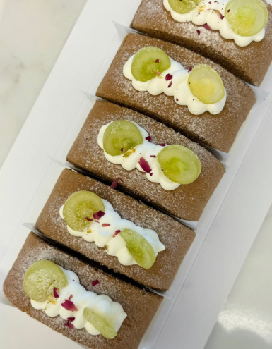 v_gapcy6's tweet photo. Soft and chewy matcha rolls 🍰, paired with fresh fruit and cream, are refreshing and not too sweet! Sweet but not cloying, every bite is pure bliss~ ✨ #dessertlovers #matchafans #healingafternoontea https://t.co/sW69Tt2ysv