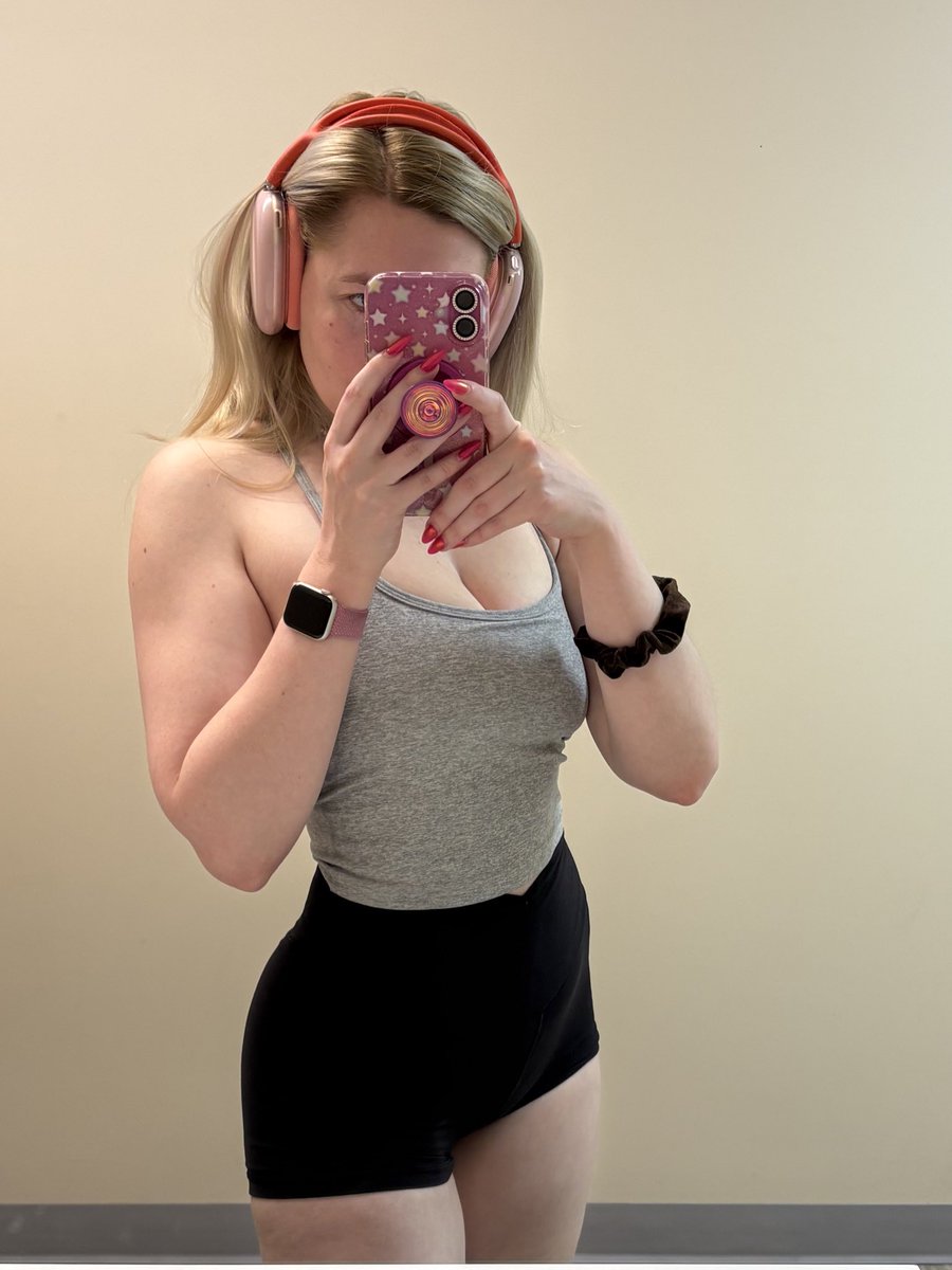 emeelzia tweet media