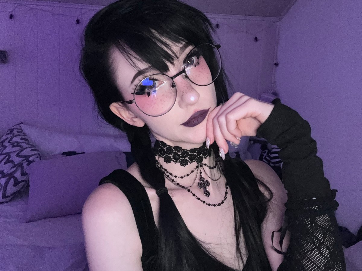 Nana 🌙💜 asmrtist & vtuber 🐰🪽 tweet media