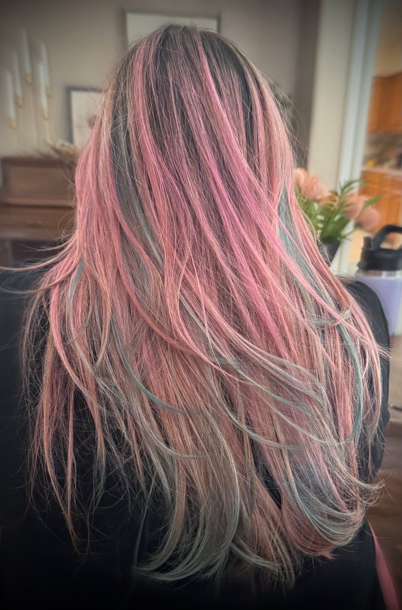 getupjohnnyboy8's tweet photo. Scaled and Icy 💗🧊 hair ftw

I think this counts as #cliqueart. 

#scaledandicy #twentyonepilots #breach https://t.co/3XmA3SrkIM