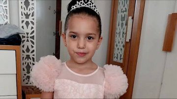 mhmd_s09's tweet photo. Five-year-old Hind Rajab.

She was trapped in a car for 48 hours, surrounded by Israeli tanks, pleading for help.

They executed her and five members of her family with 350 bullets. https://t.co/InEY6ZUPhu