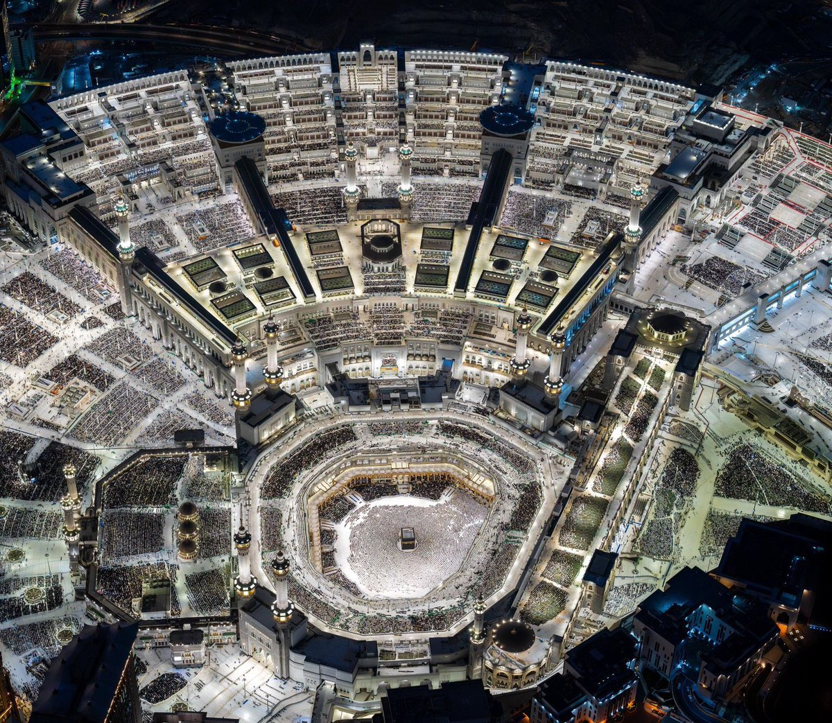 جمالُ منظرٍ يحملُ روحانيّة (مكة) ويبرز جهود المملكة العربية السعودية في خدمة الحرمين الشريفين ويؤكّد حرص القيادة الرشيدة في تلبية احتياجات ضيوف بيت الله الحرام 🇸🇦