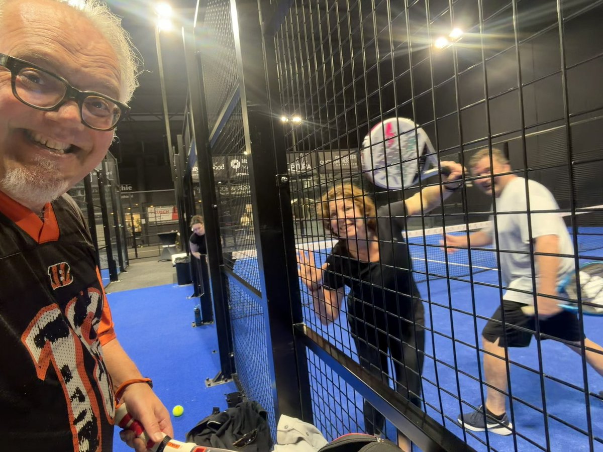 joskeijsper's tweet photo. Lekker anderhalf uur padellen met dochter, vrouw en zwager! Wat een heerlijke sport en flink zweten ook! #blijvenbewegen #padel #unamas #Alkmaar https://t.co/AfPvXeOXGW