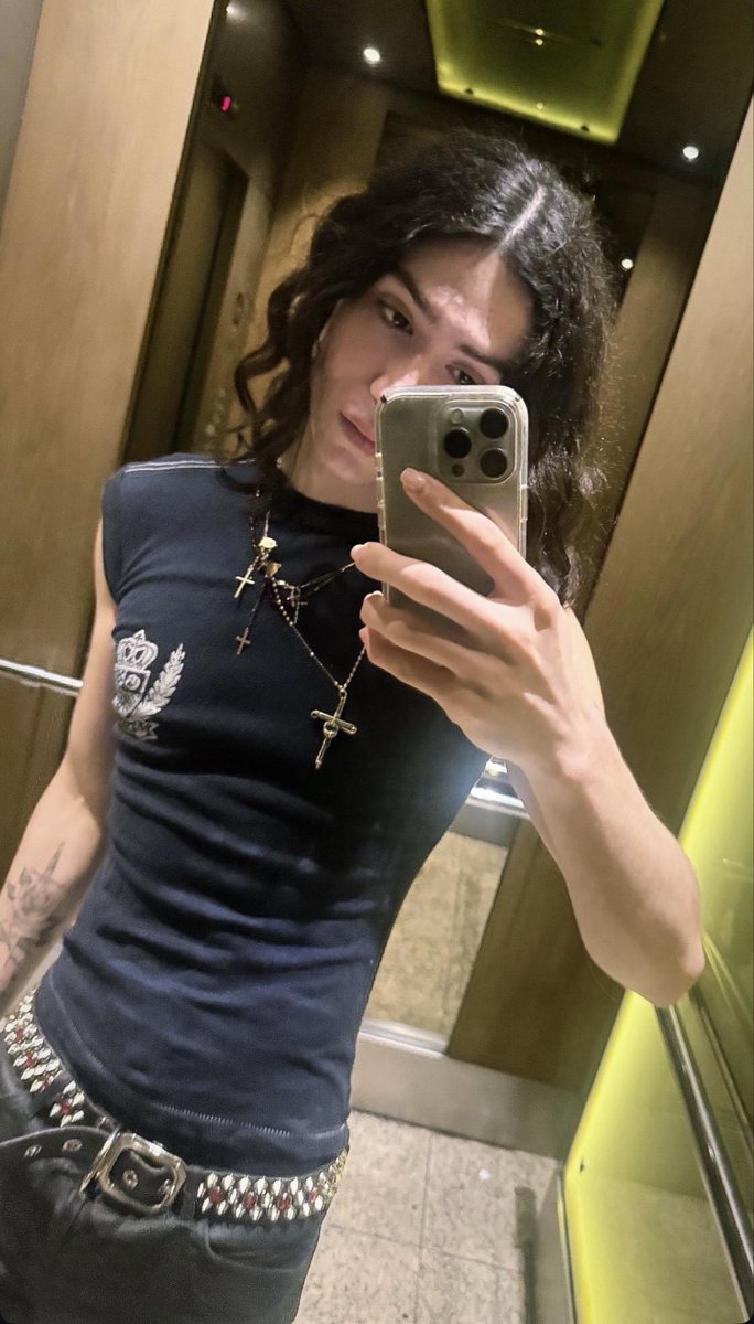 archangelesss's tweet photo. Ik he got his shirt twirled up and tucked up in the band of his bra back there https://t.co/kyJsOizo2h