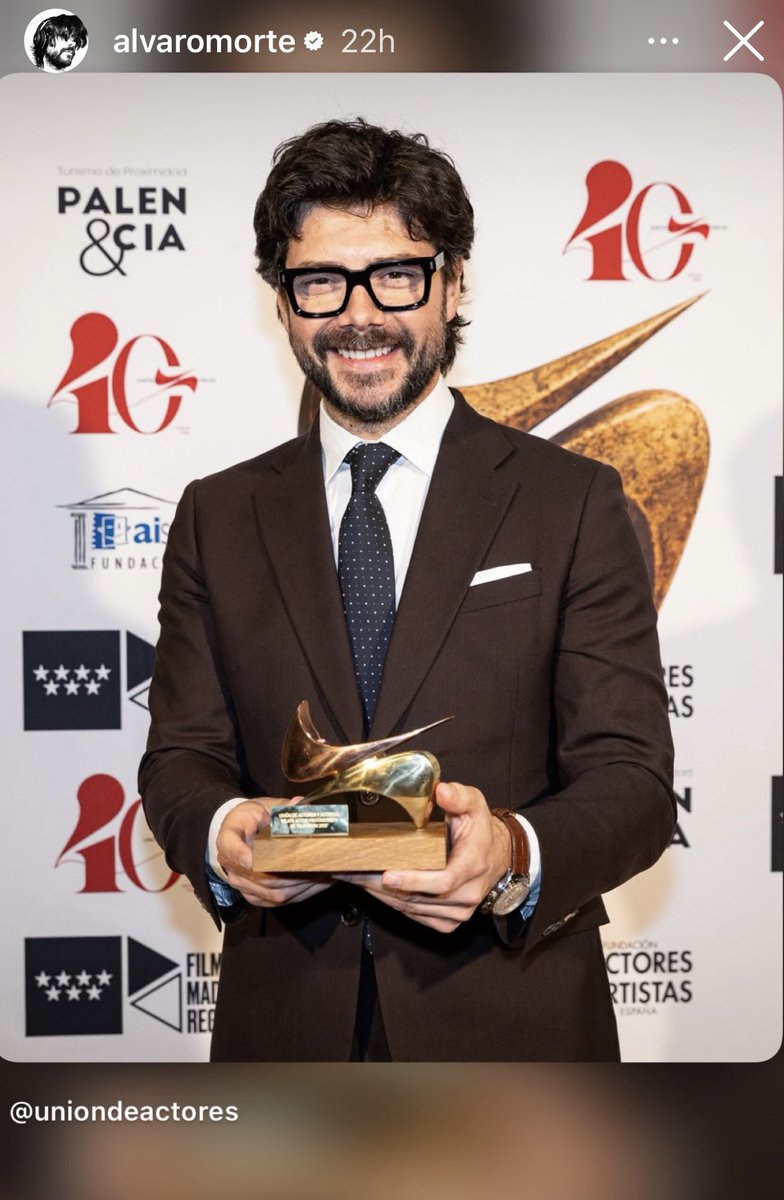 Lola is writing FF tweet media