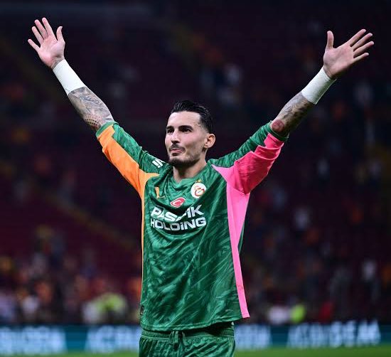 𝐑𝐎𝐁𝐈̇𝐍 tweet media