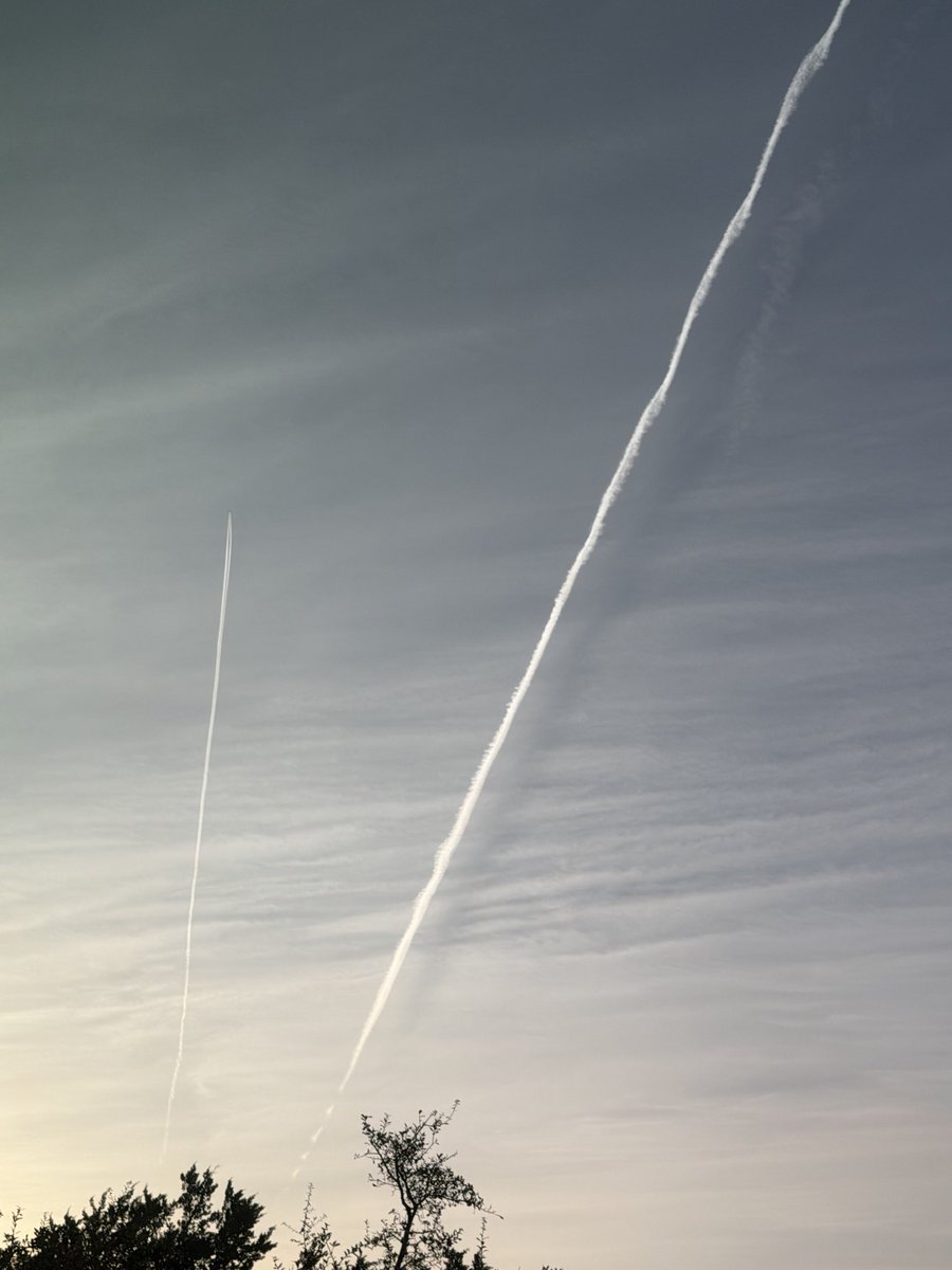 jrea's tweet photo. @RealAlexJones Oh look. A plane following with no “contrails” https://t.co/qDzym7s1cS