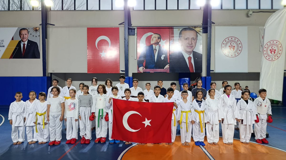 🇹🇷 #18MartÇanakkaleZaferi ve Şehitleri Anma Günü münasebetiyle GSB Ulusal Spor Projeleri "Yerel Spor Etkinlikleri " kapsamında; 100.Yıll Spor Salonumuzda antrenörümüz eşliğinde #Karate etkinliği düzenledik.

📍Serik Gençlik ve Spor İlçe Müdürlüğü 

<a href="/kemalcelik007/">Kemal ÇELİK</a> 
<a href="/drcemalsahin/">Cemal SAHIN</a>
