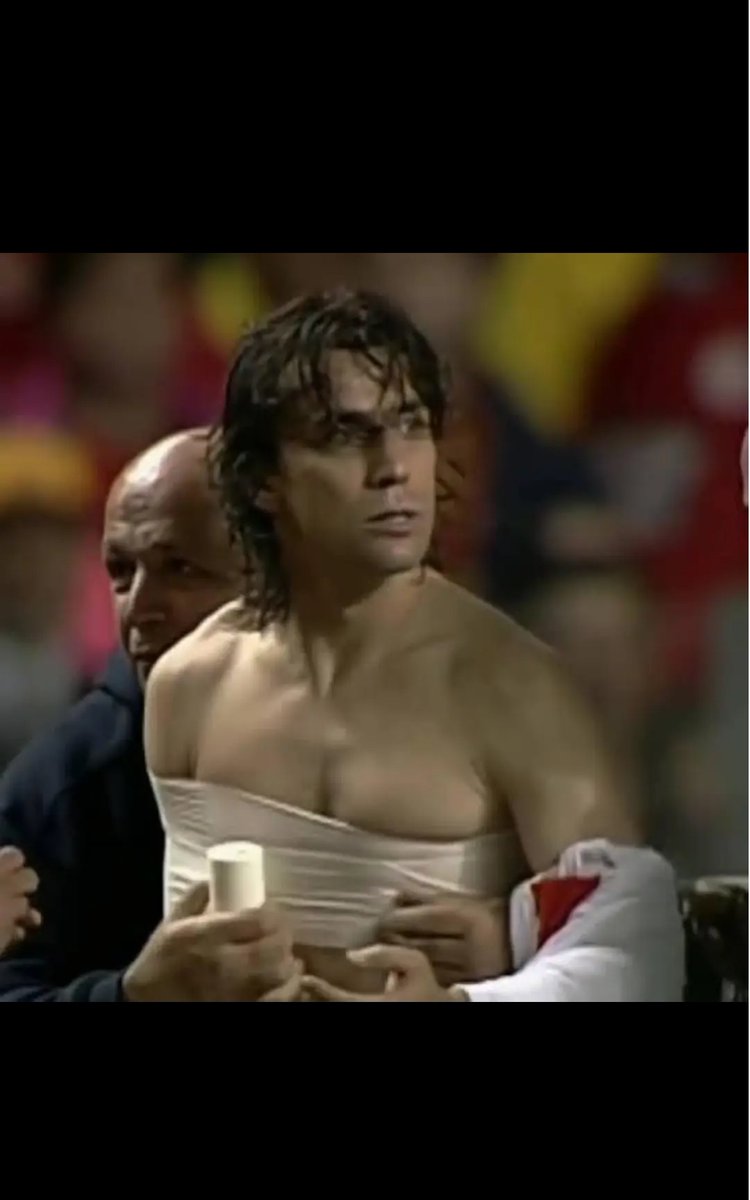 #LIVvGS Bu kulüp de herkese efsana demeyin kardeşim,kolu uf oldu diye sağa sola koşmayan Osimhen değil, kolunu sahada bıraksa bile tek kolla mücadele eden Bülent Korkmaz dır bu kulübün efsanesi