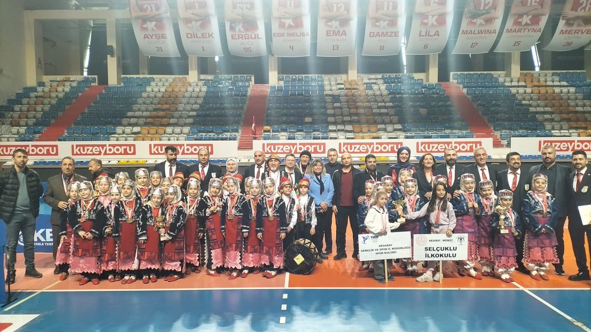 🎭 Miniklerden Büyük Performans! 👏

Okul Sporları Minikler Halk Oyunları ve Kulüpler Minikler Halk Oyunları müsabakaları, Aksaray Spor Salonu’nda sergilenen renkli ve coşkulu gösterilerle sona erdi.
Kültürümüzü yaşatan ve sahneye yansıtan minik sporcularımızı tebrik ediyoruz. 👏