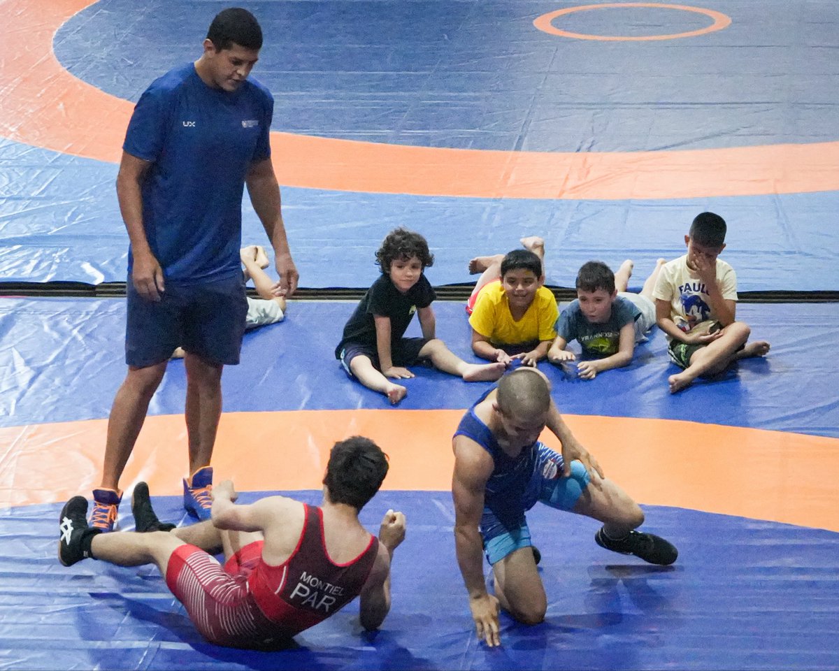 sndpy's tweet image. #EscuelasDeportivas🙌🏼 •  #Karate🥋 y #LuchaOlimpica🤼‍♂️ activan la tarde en el #ComplejoSND💫 

Los chicos de lucha participaron de una exhibición del Team Paraguay🇵🇾, mientras que karate tuvo una clase especial🎖🫶🏽 

#ElDeporteNosUne🤝