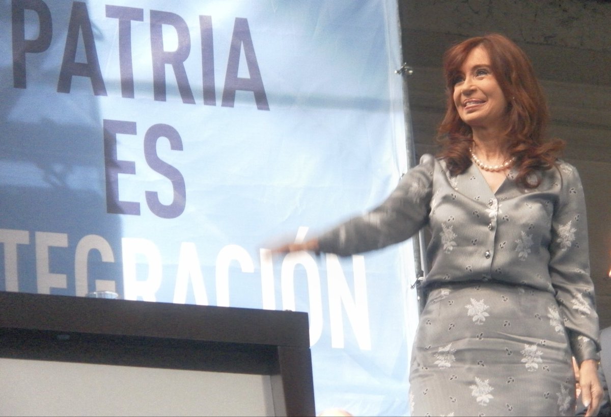 lacoreanaa's tweet photo. Encontre en la cámara digital que estaba en lo de viejos, unas fotos de Cristina del 20 de Mayo de 2015. Las sacó mi vieja en la promulgación de la Ley de Creación de Ferrocarriles Argentinos Sociedad del Estado. 

Supimos ser un gran país  🙏🏻
@CFKArgentina https://t.co/rdQCq5PCCe