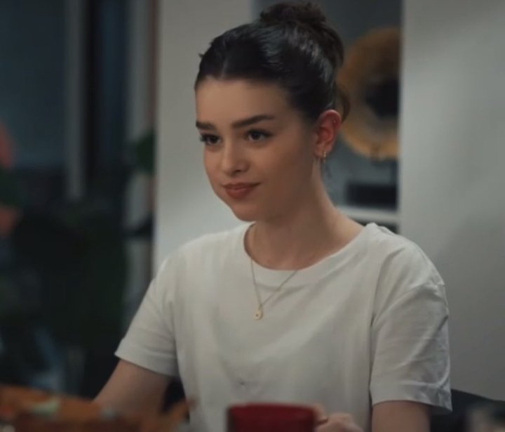 Yemin ediyorum dizinin en boş ve gereksiz çarı bu kız.Hem başkasının manitasına göz dikiyor,bir bölüm Sultana bir bölüm Ceylana yanlıyor...Aşırı sinsi yazılıyor karakteri #yeraltı