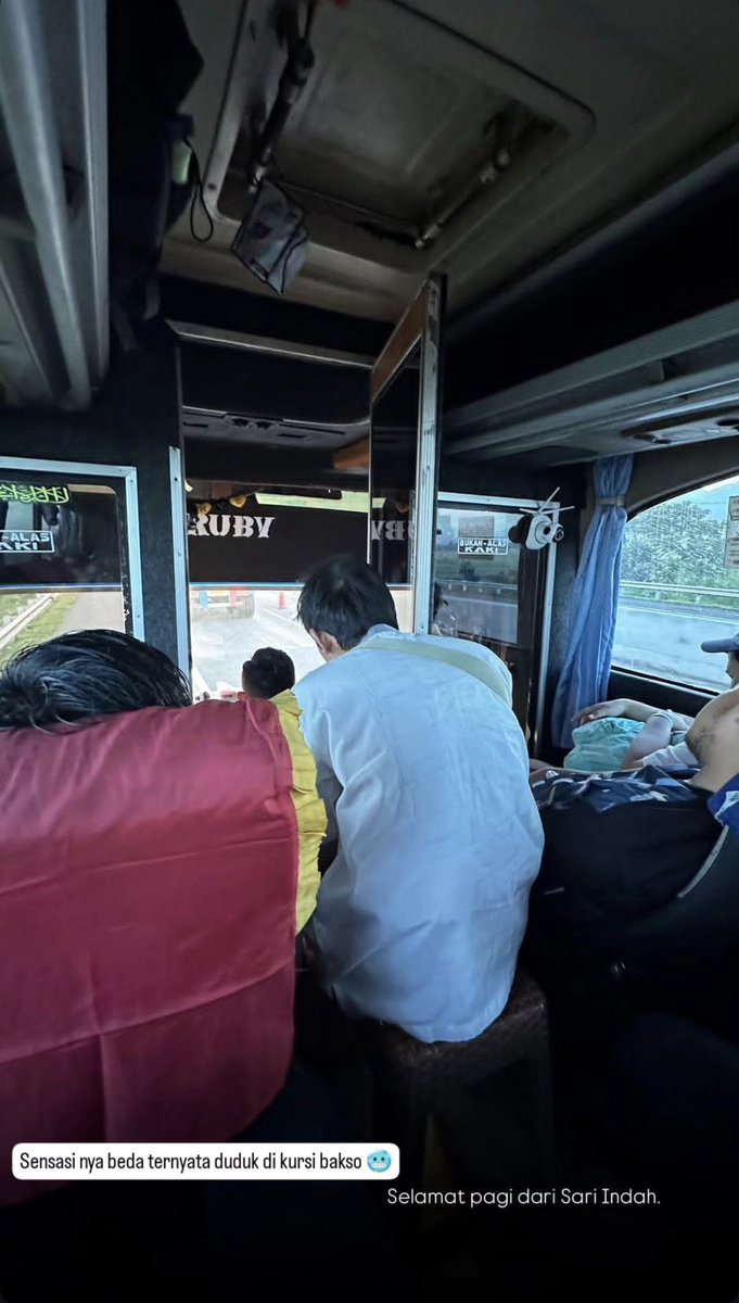 Ccookk_'s tweet photo. Nah ini namanya kursi bakso wkwkwk waktu trip naik Sari Indah ada ini kursi di belakang. Kalo kata kru jaga jaga takut penumpang membludak dan rame 😭😭🤣🤣 https://t.co/6rckLJRKjF