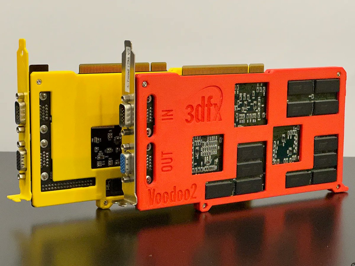 yoshinokentarou's tweet photo. 懐かしのグラフィックカード「3dfx Voodoo2」をパーツの破損から守る、ガードパーツの3Dプリントデータが無料公開中!!

基板上のピンやチップ、メモリモジュールや小型コンデンサが物理的に折れたり欠けたりしやすい箇所で、これらを保護する設計となっている。

コロナ前あたりまでは、安価で取引されていた「3dfx Voodoo2」も、今では「2〜3万円前後」で取引されるビンテージPCパーツに。

僕ら想い出のデジタル骨董品を大事に守る、���敵なパーツだと僕は思うンだッッ!!

URL
https://t.co/FhSIrDYmKm