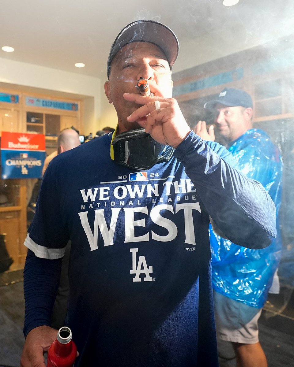 Lindsay Adams 👽 tweet media