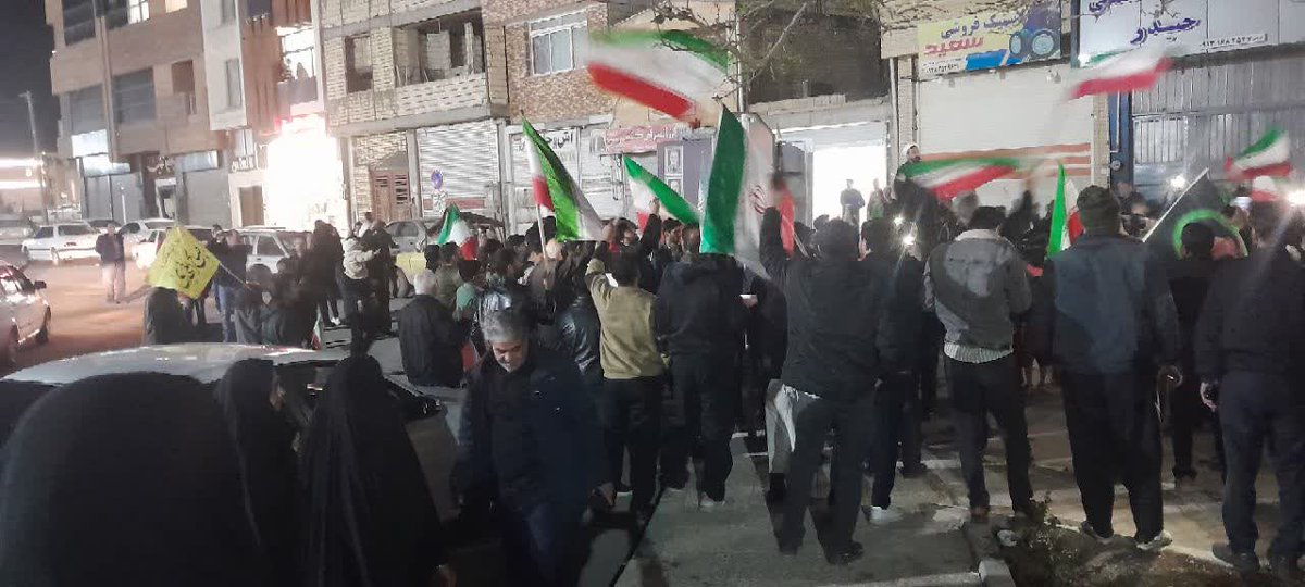 پانزده شب از اون شبی که گفتیم "جانم فدای ایران" می‌گذره. هنوز توی خیابان‌ها هستیم، پیر و جوون، زن و مرد، با همون عهد روز اول ما از خاکمون نمی‌گذریم..
#تا_پای_جان_برای_ایران
#ایران_پیروز