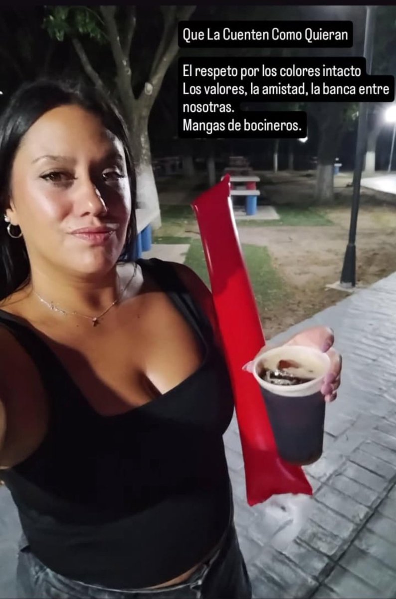 PabloSL85's tweet photo. Que la Presidenta de la Peña San Isidro, participe de este tipo de situaciones es una verdadera vergüenza. No está a la altura del rol que ocupa ni de lo que una Peña significa para los hinchas. Inadmisible: una falta total de respeto al club, sus espacios y su gente. https://t.co/SLcLy9qcyX