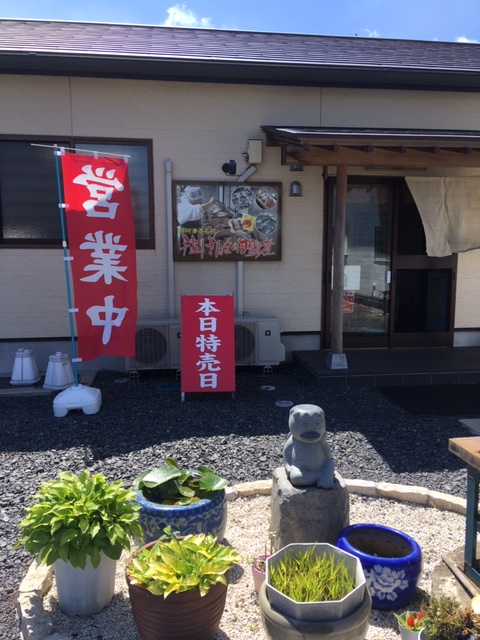 crownvan130's tweet photo. 今週末、3月21・22日は店売り特売日です!!
「春の感謝祭」も開催中です。
お買上￥1,000毎に「お徳用さんま」1袋サービス!!（上限￥5,000分・5袋)
特売品と合わせると大変お得です!!
ご予約、来店はお早めに!!
＃那珂湊
＃さんま
＃ひたちなか海浜鉄道
＃昭和レトロ
https://t.co/KiwdMhEith https://t.co/uRkaAXHsUV