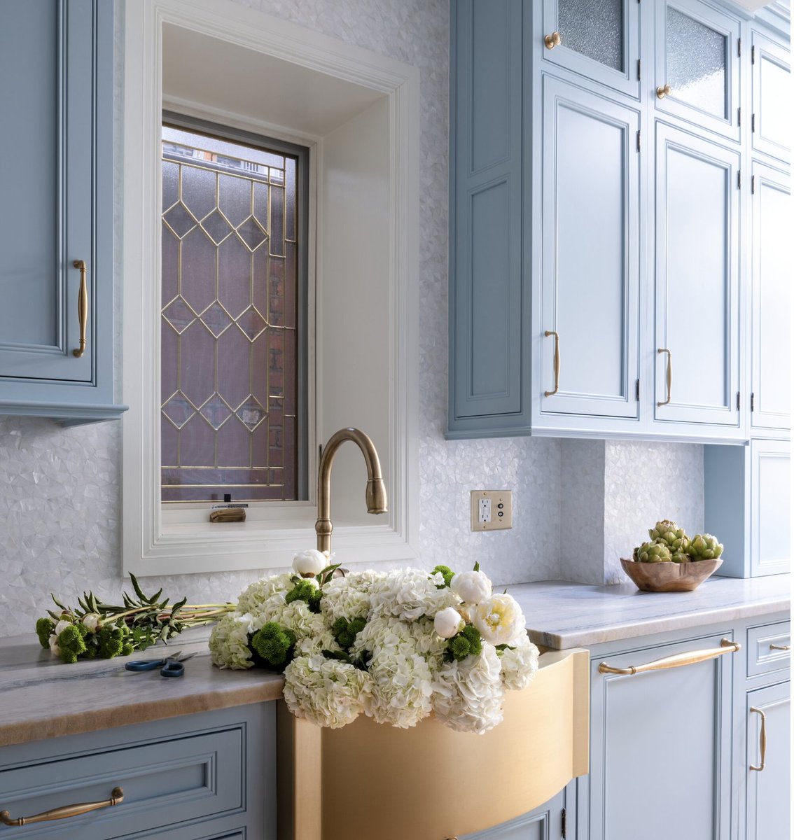 dezinertonie's tweet image. Hello Spring! 💐 Soft blue cabinetry, warm brass accents, and delicate textures come together to create a kitchen that feels fresh, elegant, and timeless. A beautiful space where design meets everyday living. 🌸

#KitchenDesign #TimelessInteriors #LuxuryKitchen...