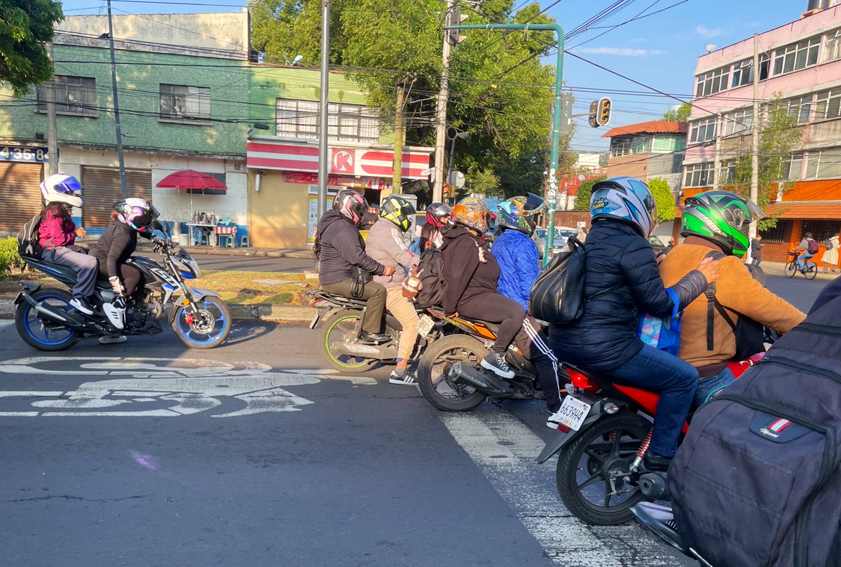 Si esta va a ser la forma de movilidad por elección en la CDMX , ya tendría que haberse puesto pilas la autoridad para regularlos de forma efectiva 
En este momento, invaden todos los pasos peatonales, circulan con permisos y no con placas, atropellan a ciclistas y peatones…