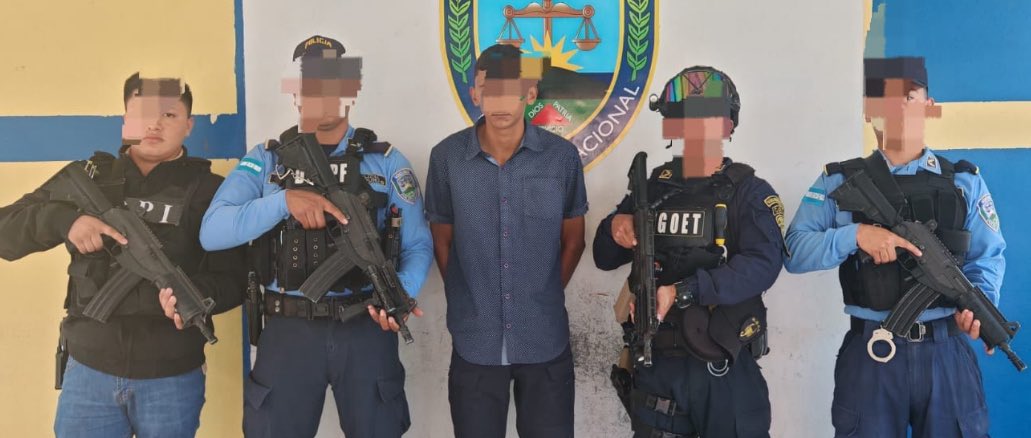 🚨#DeAltoImpacto🚨

🚔Policía fronteriza captura a presunto autor del asesinato del Doctor Miguel Salgado.

📌Según las investigaciones, el profesional de la salud, habría sido sometido a torturas y posteriormente asesinado con múltiples golpes, el 27 de noviembre del 2025.