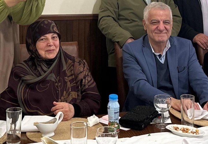 ﴿وَلَا تَحْسَبَنَّ الَّذِينَ قُتِلُوا فِي سَبِيلِ اللَّهِ أَمْوَاتًا ۚ بَلْ أَحْيَاءٌ عِندَ رَبِّهِمْ يُرْزَقُونَ﴾
بكل فخرٍ وعزّةٍ وكرامة…
أزفّ والدي ووالدتي شهيدين في هذا اليوم.
نعم… الفقد قاسٍ، والوجع كبير،
لكن القلب الذي تربّى على أيديكم لا يعرف الانكسار، بل يعرف كيف يحوّل