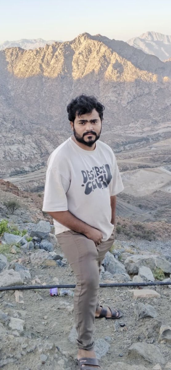 YASERVX's tweet photo. من الخاص : 
الأسم : حمزة 🦁
الجنسية : باكستاني 🇵🇰
المكان : المدينة المنورة 📍
 العمل : حداد  
يقوم بنشر صورة خامنئي في الحالة ؟

#السعودية https://t.co/WjM3uhCh62