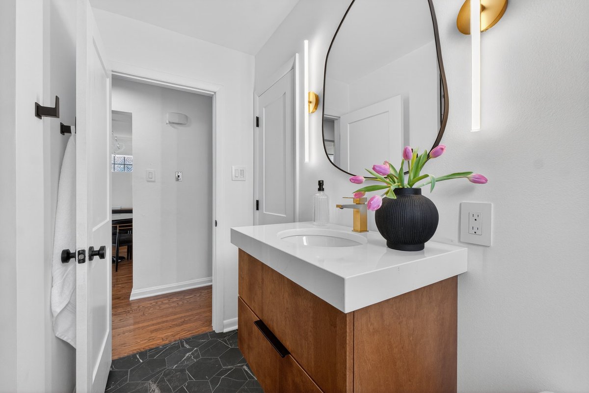 MosbyBldgArts's tweet image. We always love a good transformation. Fantastic work by the Mosby crew.
#bathroomremodel #bathroomdesign #homedesigninspo