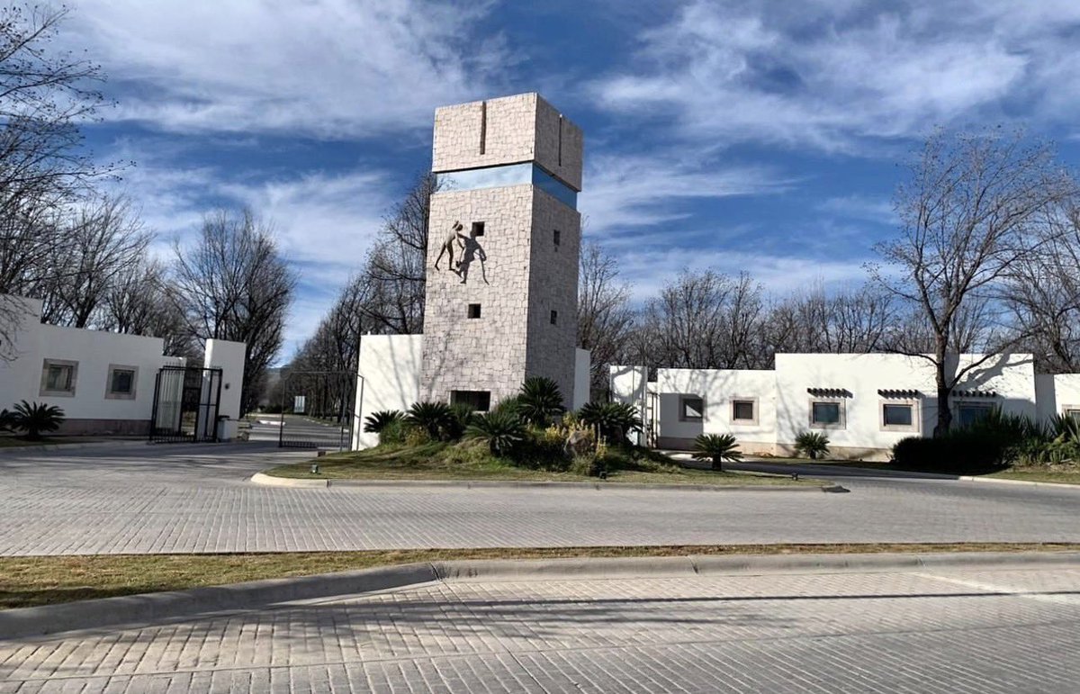 conteexclusi's tweet photo. @RazaCero @SSDurango @CaroChaparro17 Denle una investigada más a fondo, la contadora se está haciendo una mansión en el Fracc. Hacienda Del Nogal (Zona Campestre), para que vean de qué calibre es el descaro de esta administración priista @fernandomdas https://t.co/aAfN73NTFR