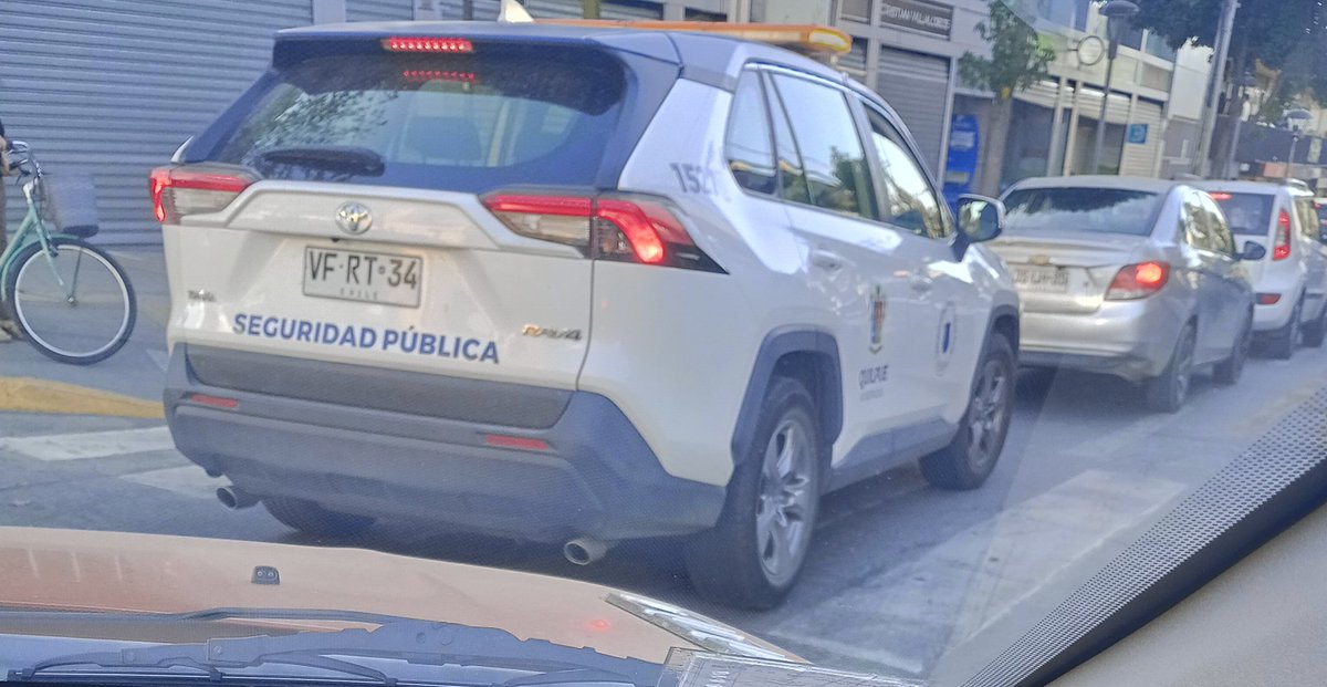 Así con los vehículos de seguridad pública en #Quilpué
Creen que las leyes del tránsito no se aplican para ellos y bloquean el paso a peatones. Pleno centro, en el primer cruce de Diego Portales.