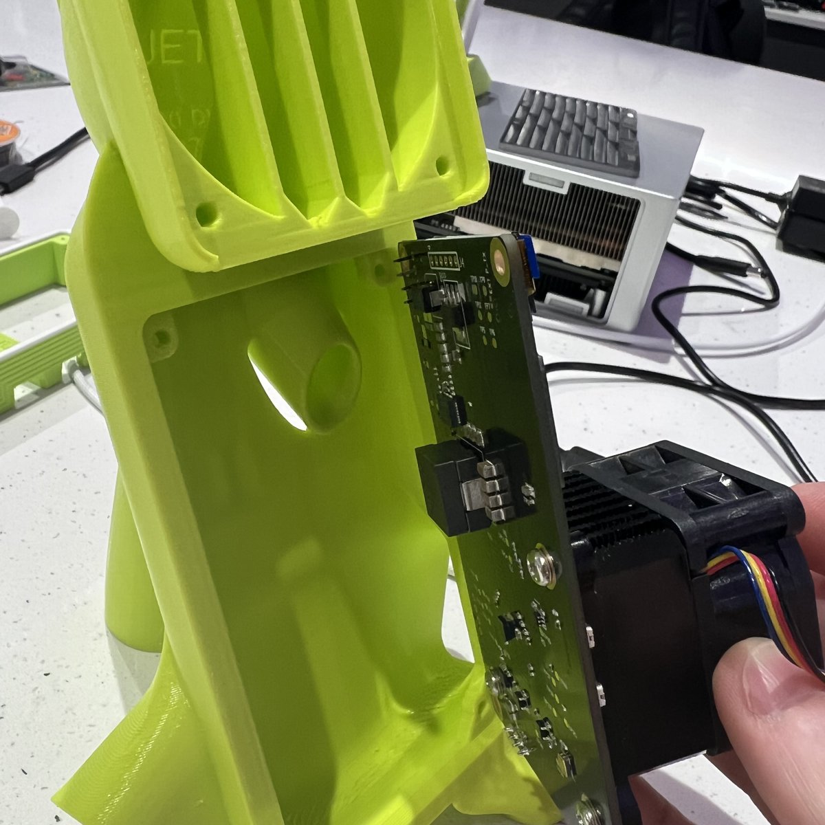 HeliumDeploy tweet media