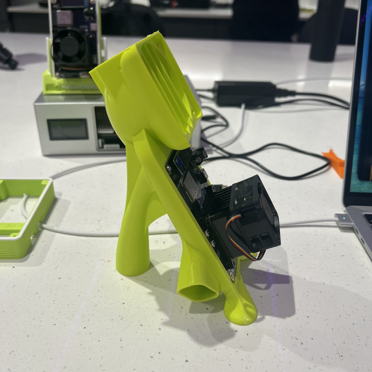 HeliumDeploy tweet media