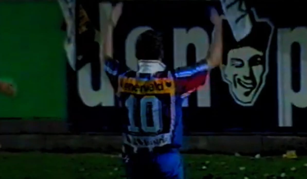 HEATHERNOVA2009's tweet photo. Als Didi #Kühbauer 1995 Rapids Goldtor gegen Sturm kurz vor Schluss in der Gruabn (offiziell 11t Zuseher, gefühlt 14t) per Elfmeter erzielte, lief er mit 2 gestreckten Mittelfinger im Retourgang zurück in die eigene Hälfte. Wir Sturmfans hätten ihn am liebsten gelyncht. 1/2 https://t.co/tTXB6TwTFy
