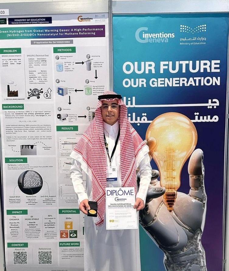 jomanalkarat's tweet photo. في رسالةٍ محفِّزة ومُبهجة، بعث بها سعادة الدكتور حمد العقلا، نائب محافظ المؤسسة العامة للتدريب التقني،
إلى سعادة المهندس عبدالوهاب بن مجود الغامدي،
عقب وصول خبر تألّق الشاب المخترع الطالب فراس بن عبدالوهاب الغامدي، بحصوله على الميدالية الذهبية في معرض جنيف الدولي للاختراعات لعام 2026

(خبرٌ يُبهج النفس ويستحق أن يُحتفى به بكل فخر؛ إذ نبارك للشاب المبدع والمخترع المتألّق، الطالب/ فراس بن عبدالوهاب بن مجحود الغامدي، تحقيقه الميدالية الذهبية في معرض جنيف الدولي للاختراعات لعام 2026.
إن هذا الإنجاز ليس مجرّد تتويجٍ لجهدٍ فردي، بل هو ثمرة طموحٍ واعٍ وعملٍ دؤوب، ودليلٌ على ما يختزنه شباب الوطن من طاقاتٍ خلاقة قادرة على المنافسة في أرفع المحافل الدولية. ففراس اليوم لا يمثّل نفسه فحسب، بل يُجسّد نموذجاً مشرّفاً لشباب المملكة العربية السعودية، ويعكس صورةً مشرقةً لمستقبلٍ يُبنى على العلم والابتكار.
نسأل الله أن يبارك له في تميّزه، وأن يقرّ أعين والديه ومحبيه برؤيته في مصافّ الروّاد، وأن يواصل مسيرته بثباتٍ نحو آفاقٍ أرحب من الإبداع والاختراع، ليظل اسمه لامعاً في سماء الإنجاز، ووطنه شامخاً بأبنائه المتميزين.
مع خالص الدعاء والتوفيق لك يا ابني فراس 🌹🌹..
استلمها المهندس عبدالوهاب بن مجحود الغامدي  وابنه المخترع فراس الغامدي بكثير من الابتهاج  
حيث كان رده:
اتقدم بالشكر الجزيل للدكتور حمد العقلا الذي عرفناه مخلصاً لدينه و لوطنه منذ كان نائباً لمحافظ المؤسسة العامة للتدريب التقني 
كان أكثر المسؤلين حرصاً على التطوير و التدريب و كان يحث على إعطاء الشباب فرص لخوض المسابقات المحلية و العالمية 
و كان له الفضل بعد الله ضمن فريق التدريب التقني في مشاركة طلاب الكليات التقنية و المعاهد الصناعية و كذلك المدربين في المعارض و المسابقات العالمية و منها معرض جنيف للابتكارات
و بفضل الله حصد التدريب التقني الكثير من الميداليات الذهبية في مشاركاتهم عالمياً 
والفضل لله أولاً و أخيراً ثم لولاة أمرنا حفظهم الله الذين سخروا كل جهودهم لدعم الشباب السعوديين لشحذ هممهم للابتكار و التميز ثم المشاركة باسم السعودية في المحافل الدولية و وحصد الجوائز الذهبية 
و نيابة عن الابن فراس و كافة أفراد أسرتي أتقدم بالشكر الجزيل لسعادة الدكتور حمد العقلا على تهنئته لنا و إشادته بالإبن فراس.