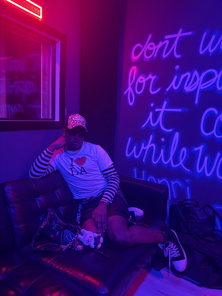 bundleoflei tweet media