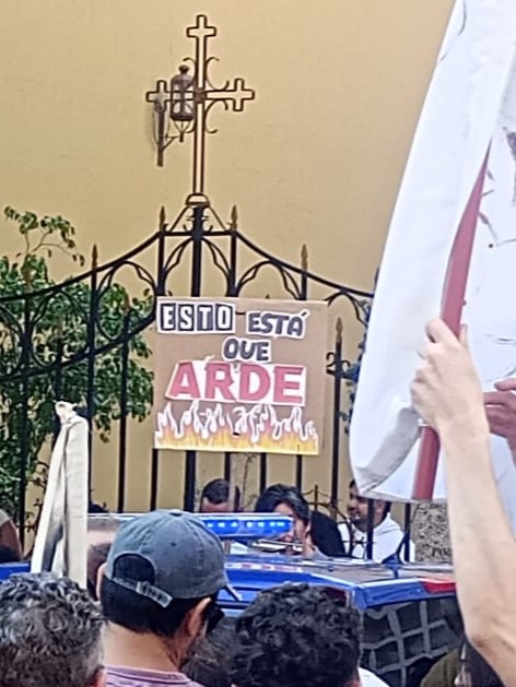SuresNoticias's tweet photo. Postales graficas de la movilizacion docente de hoy en le merco del paro de dos dias de UEPC por aumentos salariales | Fotos Andrea Luna https://t.co/NxnV861uZu
