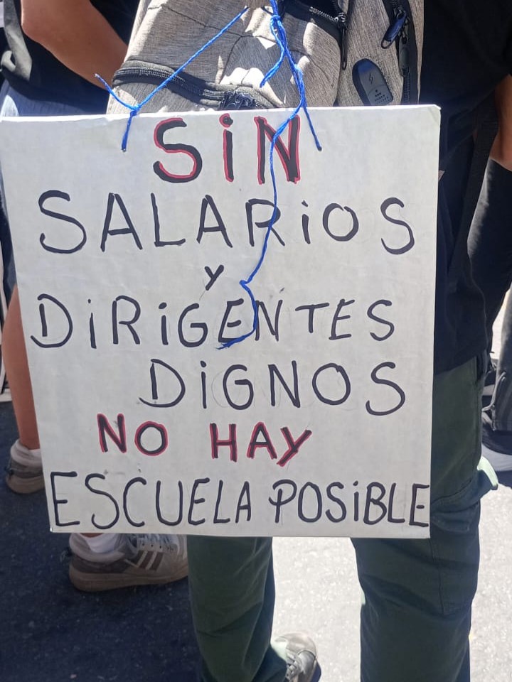 SuresNoticias's tweet photo. Postales graficas de la movilizacion docente de hoy en le merco del paro de dos dias de UEPC por aumentos salariales | Fotos Andrea Luna https://t.co/NxnV861uZu