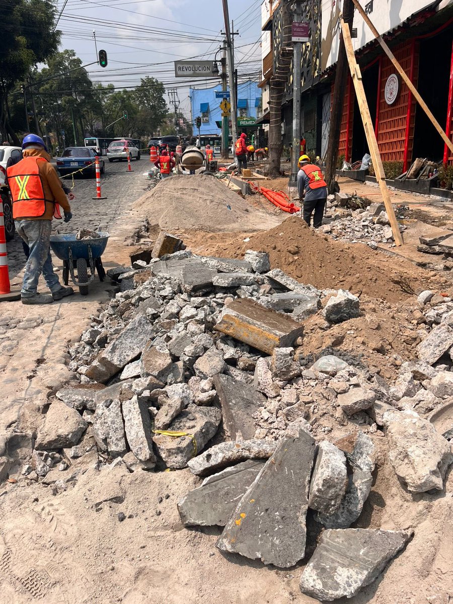 APTU15's tweet photo. Es INCREÍBLE cómo @LopezCasarinJ 
permite la destrucción de #SanÁngel - Están acabando con esta zona de monumentos históricos y quieren convertir Av. de la Paz en una calle de antros… https://t.co/FbhOgK6PYJ