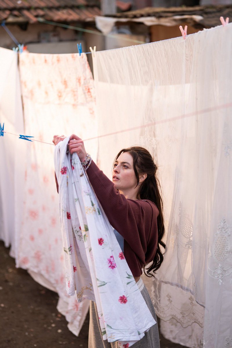 aaa çok güzel bir fotoğraf. bana huzur veriyor. biz de küçükken çarşaflarımızı bahçemizde böyle kuruturduk🤍 #delikanlı