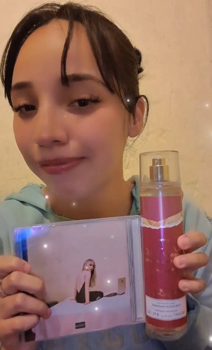 DcassiaDulce's tweet image. They know @SabrinaAnnLynn?
Here in Mexico it's #FanDay and I'm a huge Sab fan, not just of her music, but also of her perfumes, movies, everything!
 I love you and admire her even more!
Do I think I'll get a message from you guys?🥳 By the way, HAPPY CARPENTER'S DAY!