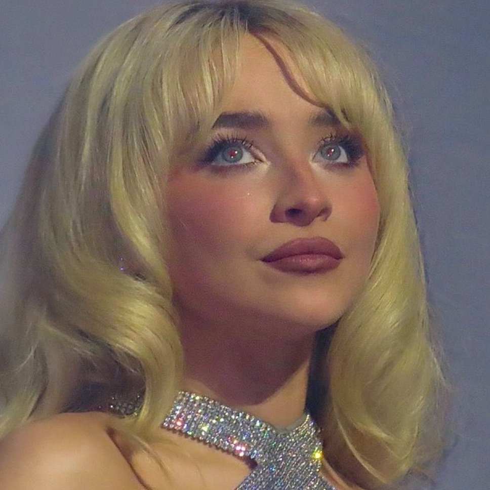 DcassiaDulce's tweet image. They know @SabrinaAnnLynn?
Here in Mexico it's #FanDay and I'm a huge Sab fan, not just of her music, but also of her perfumes, movies, everything!
 I love you and admire her even more!
Do I think I'll get a message from you guys?🥳 By the way, HAPPY CARPENTER'S DAY!